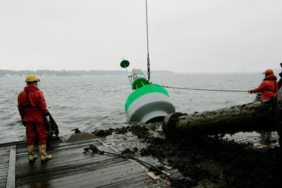 Tonnenwartung mit der MS Scharhörn auf der Ostsee