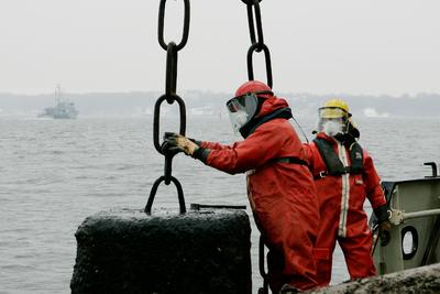 Tonnenwartung mit der MS Scharhörn auf der Ostsee