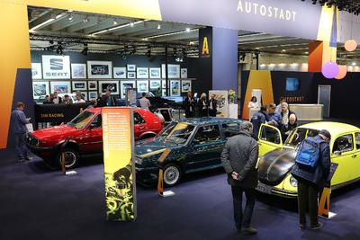 Messe-Stand der Autostadt aus Wolfsburg auf der Techno Classica in Essen