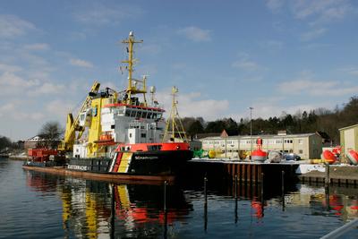 Tonnenwartung mit der MS Scharhörn auf der Ostsee