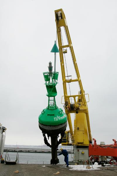 Tonnenwartung mit der MS Scharhörn auf der Ostsee