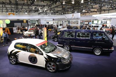 Messe-Stand der Autostadt aus Wolfsburg auf der Techno Classica in Essen