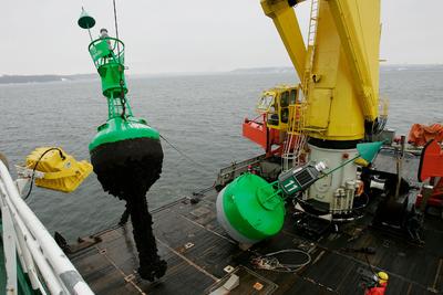 Tonnenwartung mit der MS Scharhörn auf der Ostsee