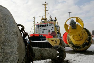 Tonnenwartung mit der MS Scharhörn auf der Ostsee