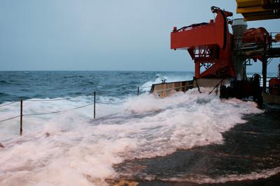 Tonnenwartung mit der MS Scharhörn auf der Ostsee