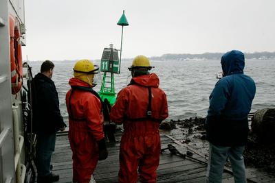 Tonnenwartung mit der MS Scharhörn auf der Ostsee