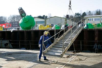 Tonnenwartung mit der MS Scharhörn auf der Ostsee