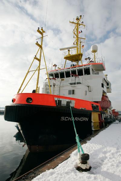 Tonnenwartung mit der MS Scharhörn auf der Ostsee