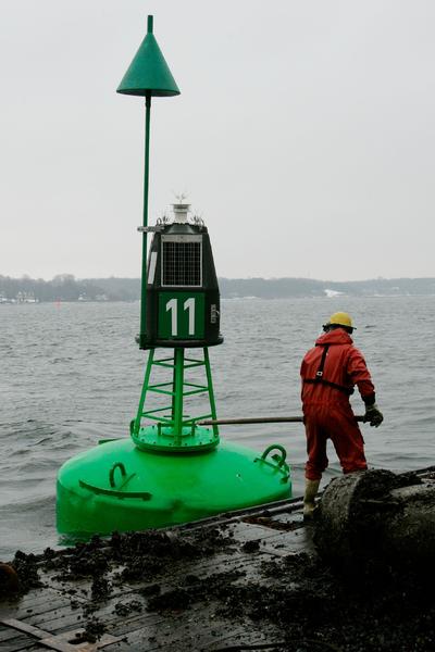 Tonnenwartung mit der MS Scharhörn auf der Ostsee