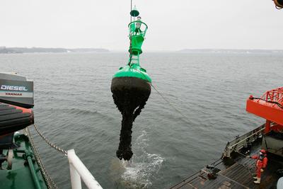 Tonnenwartung mit der MS Scharhörn auf der Ostsee
