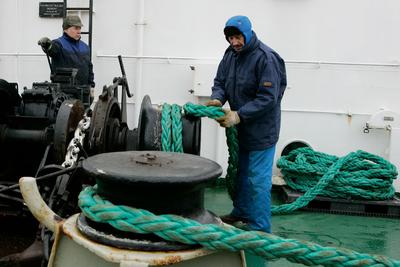 Tonnenwartung mit der MS Scharhörn auf der Ostsee