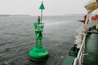 Tonnenwartung mit der MS Scharhörn auf der Ostsee