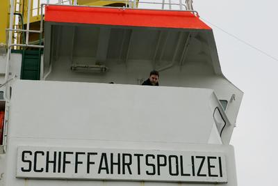 Tonnenwartung mit der MS Scharhörn auf der Ostsee