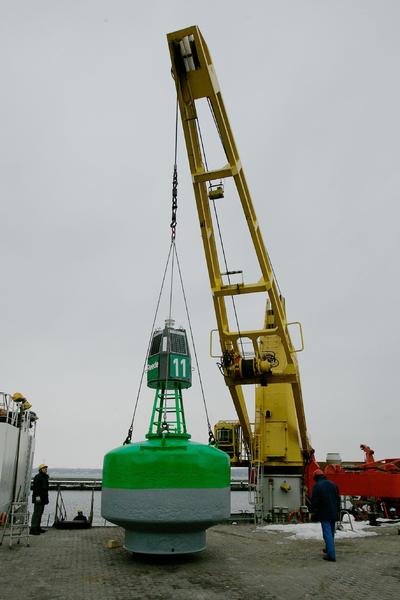 Tonnenwartung mit der MS Scharhörn auf der Ostsee