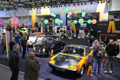 Messe-Stand der Autostadt aus Wolfsburg auf der Techno Classica in Essen