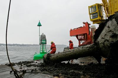 Tonnenwartung mit der MS Scharhörn auf der Ostsee