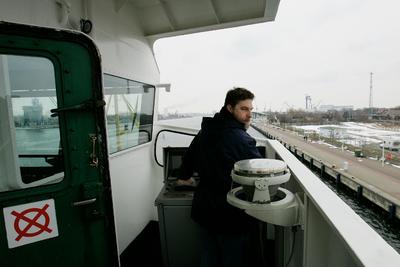 Tonnenwartung mit der MS Scharhörn auf der Ostsee