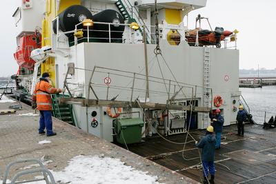 Tonnenwartung mit der MS Scharhörn auf der Ostsee