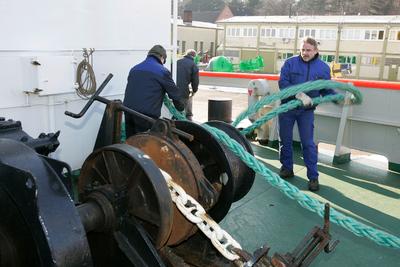 Tonnenwartung mit der MS Scharhörn auf der Ostsee